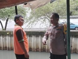 Polsek Cempaka Putih Pantau Ketinggian Air Kali Utan Kayu, Pastikan Lingkungan Aman