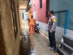Bhabinkamtibmas Benhil Respons Cepat Luapan Kali Krukut, Genangan Berangsur Surut