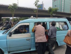 Bhabinkamtibmas Petamburan Bersama Tiga Pilar Bagikan Takjil di Jalan Gatot Subroto Slipi
