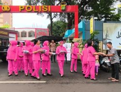 Polsek Metro Menteng dan Bhayangkari Tebar Berkah Ramadan, Bagikan Takjil Gratis Untuk Warga