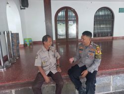 Bhabinkamtibmas Kebon Kacang Sambangi Satpam Masjid Said Naum, Sampaikan Imbauan Kamtibmas
