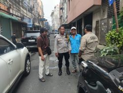 Sambang Dialogis Siang Hari Bhabinkamtibmas Pasar Baru Bina Petugas Parkir