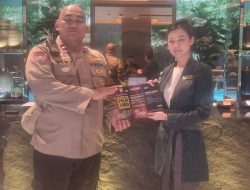 Bhabinkamtibmas Kampung Bali Bagikan Brosur Himbauan Kamtibmas Berbahasa Inggris kepada WNA di Hotel Ashley
