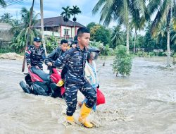 Pangkalan TNI AL Nias Gerak Cepat Bantu Warga Terdampak Banjir di Teluk Dalam Nias Selatan
