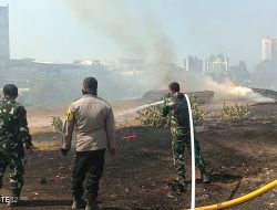 Kodim 0502/JU Kerahkan Water Canon Bersihkan Jalanan dan SMAN 41 dari Debu Vulkanik
