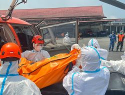 Sinergi TNI AL dan Basarnas, Lanal Banjarmasin Perkuat Evakuasi Korban KM Virgo Transport 8