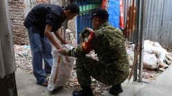 Kodim 0502/JU Gelar Karya Bakti Bedah Rumah dan Bersihkan Pasar Sungai Bambu