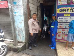 Hujan Guyur Petamburan, Bhabinkamtibmas Lakukan Monitoring dan Penyedotan Air