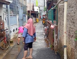 Hujan Tiada Henti, Bhabinkamtibmas Lakukan Pengecekan Genangan Air di Pemukiman Bendungan Hilir