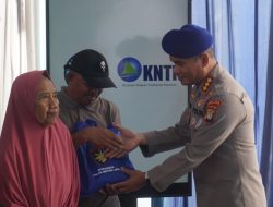 Respons Banjir Pesisir, Ditpolairud Polda Metro Jaya Bersama YMPI dan KNTI Gelar Bakti Sosial