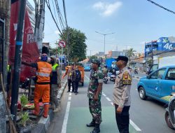 Bhabinkamtibmas Kebon Melati Bersama Tiga Pilar Laksanakan Pembersihan Spanduk dan Umbul-Umbul