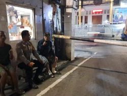 Polisi Menyapa Warga Saat Dini Hari, Bhabinkamtibmas Sambangi Pos Satkamling Rawasari