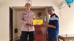 Kegiatan Humanis Polri, Bhabinkamtibmas Kebon Melati Serahkan Bantuan Kepada Marbot Masjid