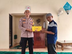 Kegiatan Humanis Polri, Bhabinkamtibmas Kebon Melati Serahkan Bantuan Kepada Marbot Masjid