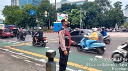 Personel Samapta Polsek Senen Atur Lalu Lintas Pagi, Arus di Simpang Lima Senen Ramai Lancar