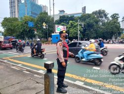 Personel Samapta Polsek Senen Atur Lalu Lintas Pagi, Arus di Simpang Lima Senen Ramai Lancar