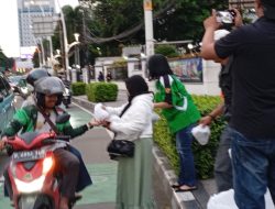 PEWARIS Bagikan Ratusan Takjil di Menteng, Wujud Kepedulian Insan Pers di Bulan Ramadan