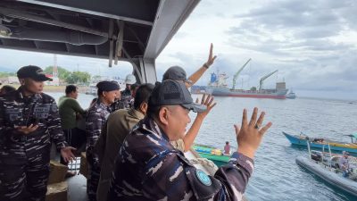 Guspurla Koarmada II Beserta Lanal Maumere Gelar Bakti Sosial Pembagian Sembako Ops Perisai Jaladhi-26 di Maumere