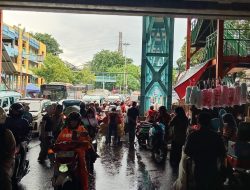 Ciptakan Ketertiban, Aparat Gabungan Lakukan Penertiban PKL dan Parkir Liar di Pasar Tanah Abang