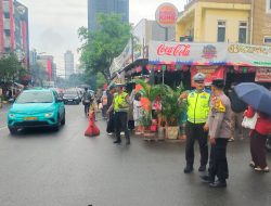 Personel Gabungan Laksanakan Pengamanan Bazar Takjil Ramadan Hari ke-15 di Pasar Benhil Tanah Abang