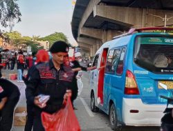 Pembagian Takjil 750 Paket Berjalan Lancar di Jalan Raya Bekasi, Cakung