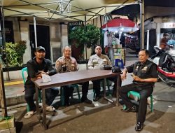 Personel Polsek Metro Tanah Abang Laksanakan Monitoring Pos Pantau Ramadhan di Polsubsektor Pasar Tanah Abang Malam Ke-20