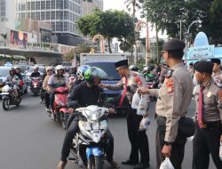 Di Bulan Suci Ramadhan, Ditpamobvit Polda Metro Jaya Laksanakan Kegiatan Sosial Pembagian Takjil di Bundaran HI