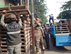Penataan Trotoar di Ciracas, Petugas Amankan Lapak PKL hingga Redam Kericuhan