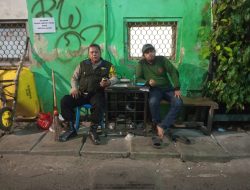 Patroli Jalan Kaki Bhabinkamtibmas Karang Anyar Bersama Potensi Masyarakat di RW 07, Perkuat Pencegahan Kamtibmas