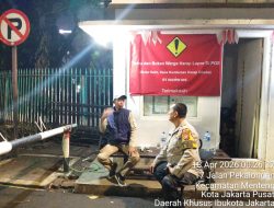 Perkuat Keamanan Lingkungan, Bhabinkamtibmas Sambangi Satkamling Jalan Pekalongan Menteng