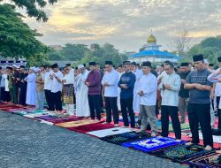 Danlanal Bintan Turut Dampingi Kasal Laksanakan Sholat Idul Adha 1447 H/2026 M di Tanjungpinang