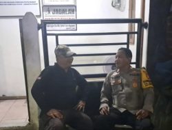 Sambang Pos Satkamling Dini Hari, Bhabinkamtibmas Rawasari Ajak Warga Perkuat Keamanan Lingkungan