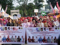 Parade Kebaya Songket Terbesar Pecahkan Rekor MURI, KOWANI Serukan Pelestarian Budaya untuk Indonesia Emas 2045