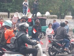 Aksi Simpatik GAMCI di Monas, Bagikan Bendera Merah Putih Gratis