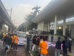 GELOMBANG AKSI DEMONSTRASI DI KANTOR KEJAKSAAN AGUNG, MEMINTA TERSANGKA KASUS KORUPSI FA DIHUKUM SEBERAT – BERATNYA