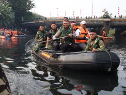 Sambut HUT ke-81 RI, Pangdam Jaya dan Kapolda Metro Jaya Pimpin Karya Bakti Bersihkan Sungai di Jakarta Utara