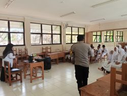 Bhabinkamtibmas Pulau Tidung Berikan Edukasi Bela Negara dan Bahaya Kenakalan Remaja kepada Siswa MTsN 26