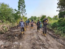 Lokalisasi dan Padamkan Api, Lanal Banjarmasin Bersama Dishut Kalsel Jinakkan Karhutla Gambut