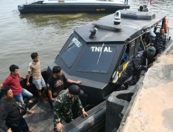 Lanal Banjarmasin Evakuasi 22 Korban KM Virgo Transport 8 di Muara Tabanio