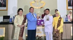 Ketua Umum PPAL Serahkan KTA Kepada 39 Pati Wisudawan Pada Upacara Wisuda Purnawira di AAL Bumi Moro Surabaya